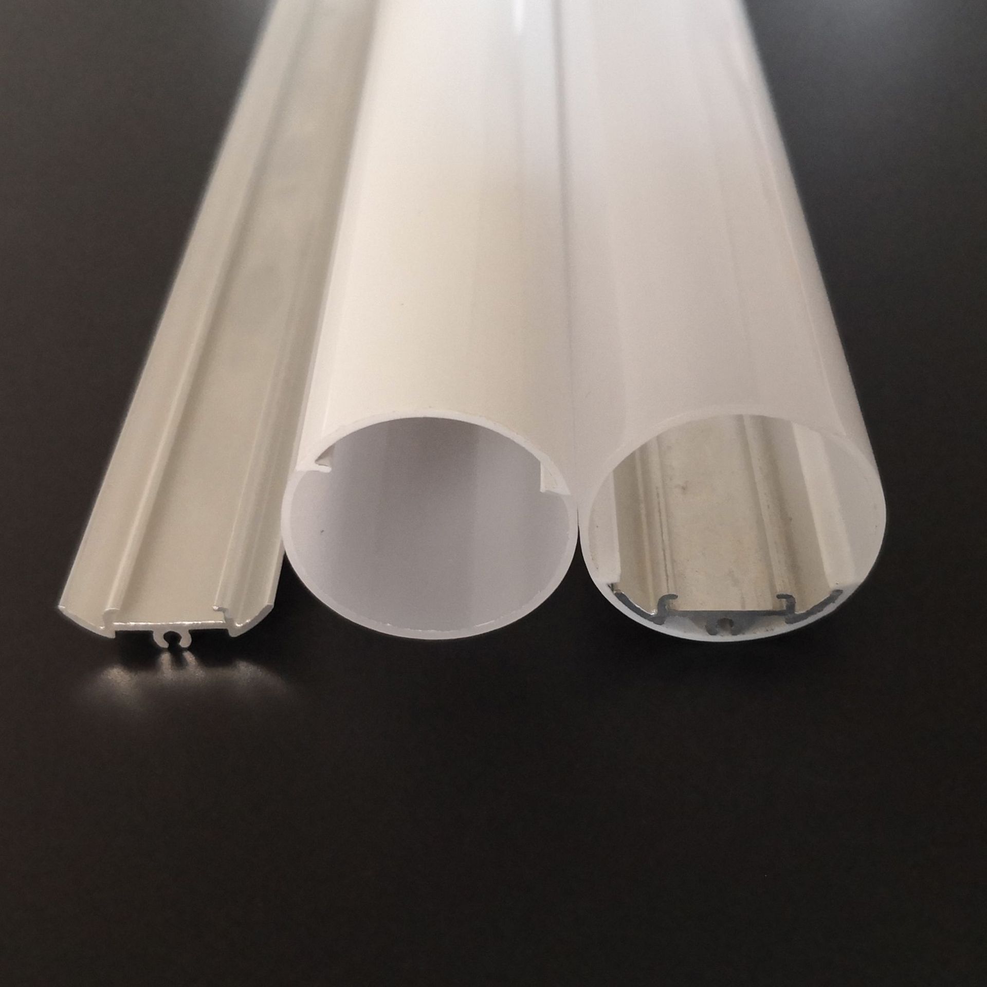 Kateri material je glavni material za LED cev