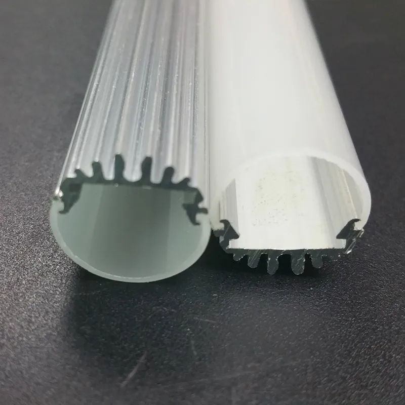 Ohišje LED svetilke na stezi